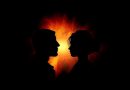 Silhouettes d’un homme et d’une femme se faisant face dans l’ombre, séparées par une lumière intense évoquant un conflit, une opposition ou un affrontement psychologique.