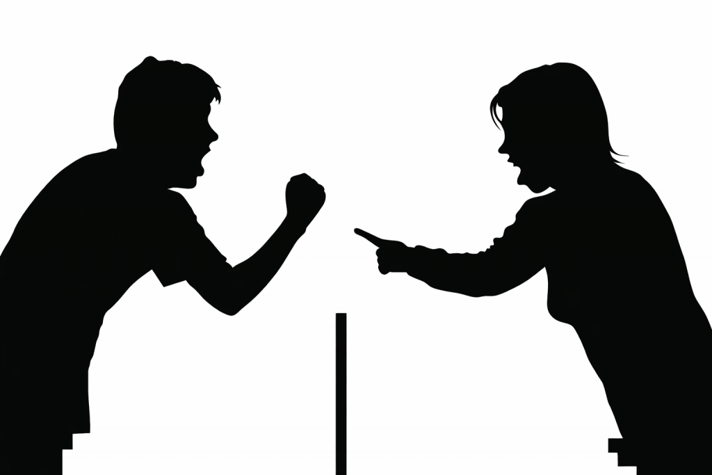 Silhouettes de deux personnes se disputant face à face, illustrant un conflit, une accusation et une tension relationnelle.