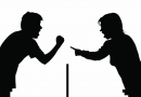 Silhouettes de deux personnes se disputant face à face, illustrant un conflit, une accusation et une tension relationnelle.