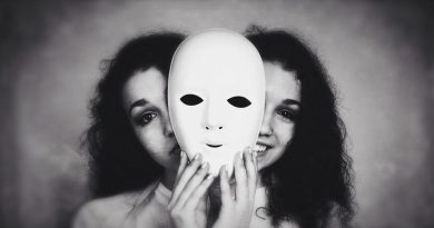 Portrait artistique en noir et blanc montrant une personne tenant un masque blanc devant son visage, suggérant une dualité entre apparence et identité.