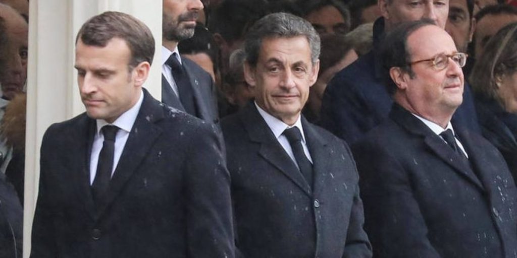 Trois chefs d’État français alignés lors d’une cérémonie officielle, visages graves, illustrant la défiance politique et l’impopularité présidentielle en France.