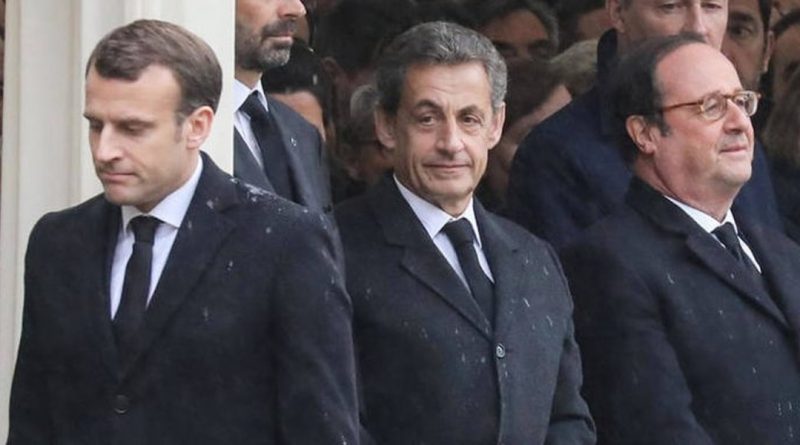 Trois chefs d’État français alignés lors d’une cérémonie officielle, visages graves, illustrant la défiance politique et l’impopularité présidentielle en France.