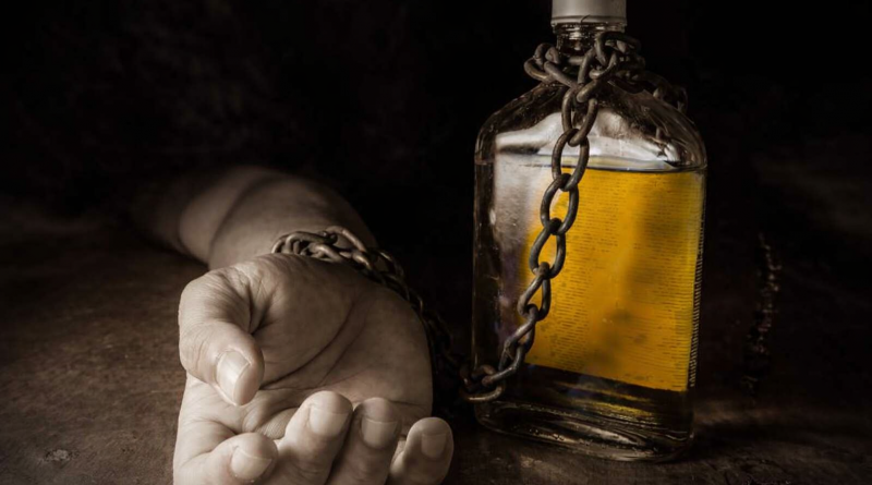 Main humaine entravée par une chaîne reliée à une bouteille d’alcool, symbolisant l’addiction et la perte de contrôle.