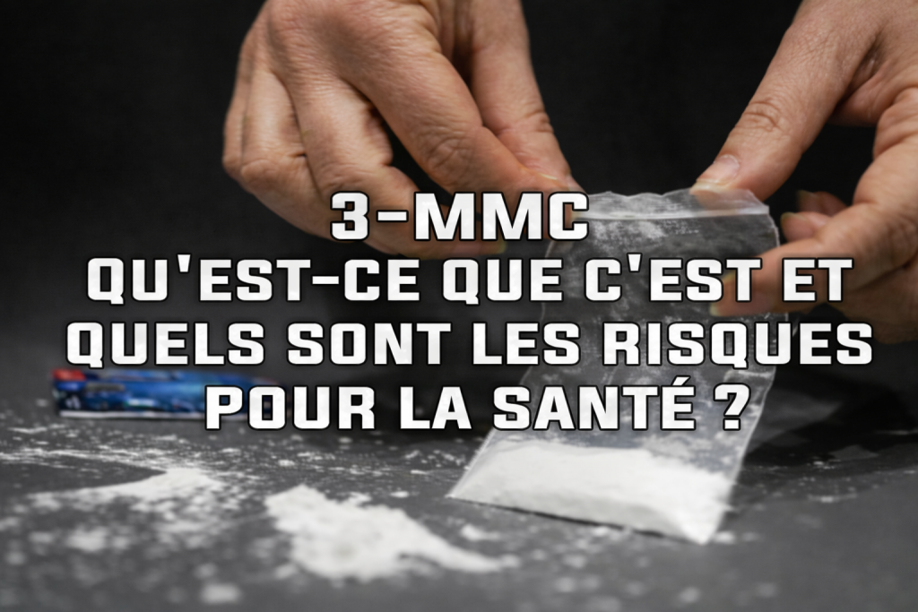 Gros plan de mains manipulant un petit sachet transparent contenant une poudre blanche sur une table sombre, illustrant les dangers des drogues de synthèse pour la santé.