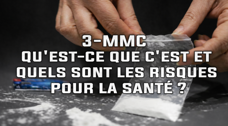 Gros plan de mains manipulant un petit sachet transparent contenant une poudre blanche sur une table sombre, illustrant les dangers des drogues de synthèse pour la santé.