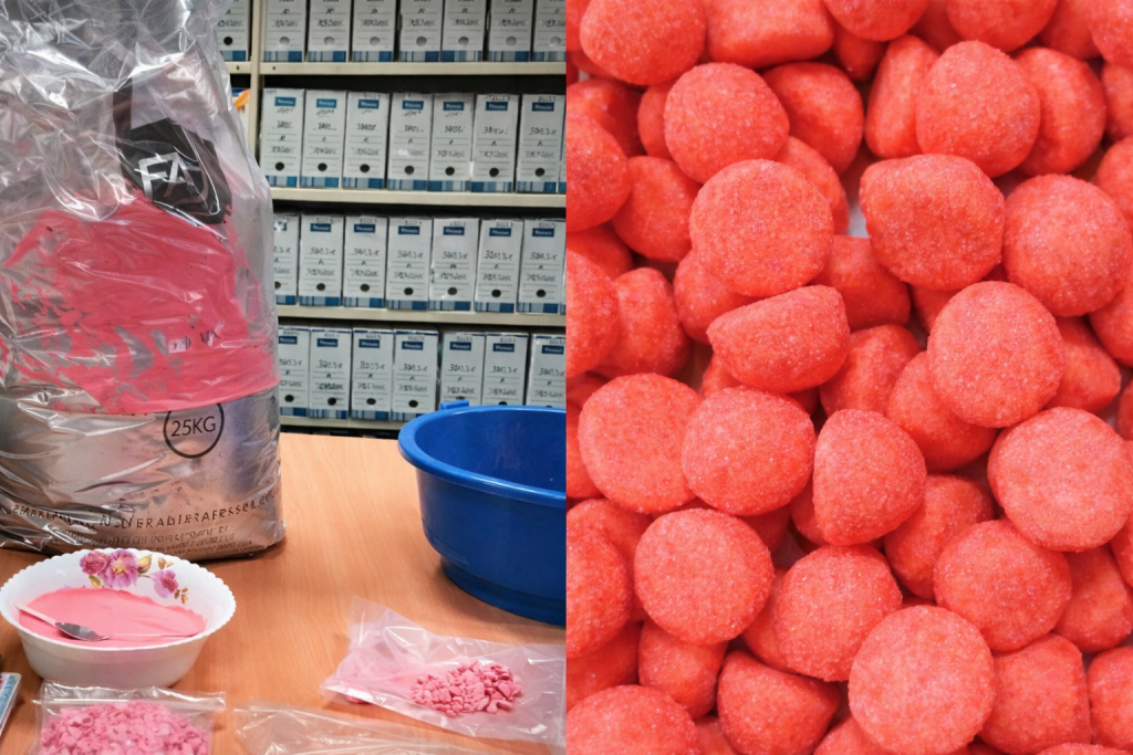 montage montrant des bonbons rouges en forme de fraise et, en parallèle, une préparation industrielle de poudre rose sur une table
