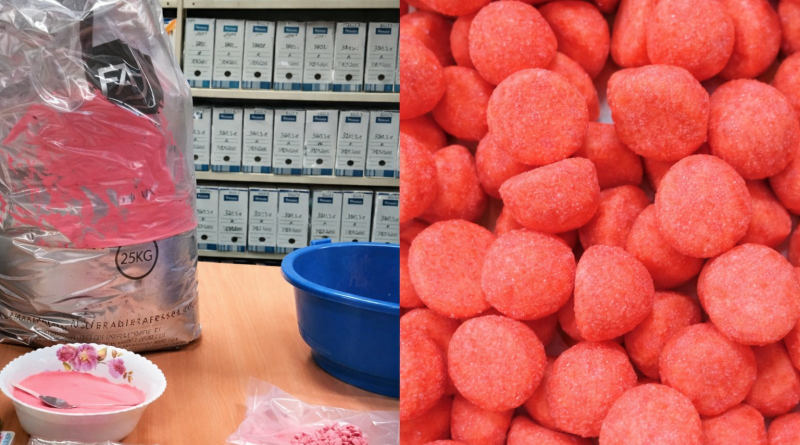 montage montrant des bonbons rouges en forme de fraise et, en parallèle, une préparation industrielle de poudre rose sur une table