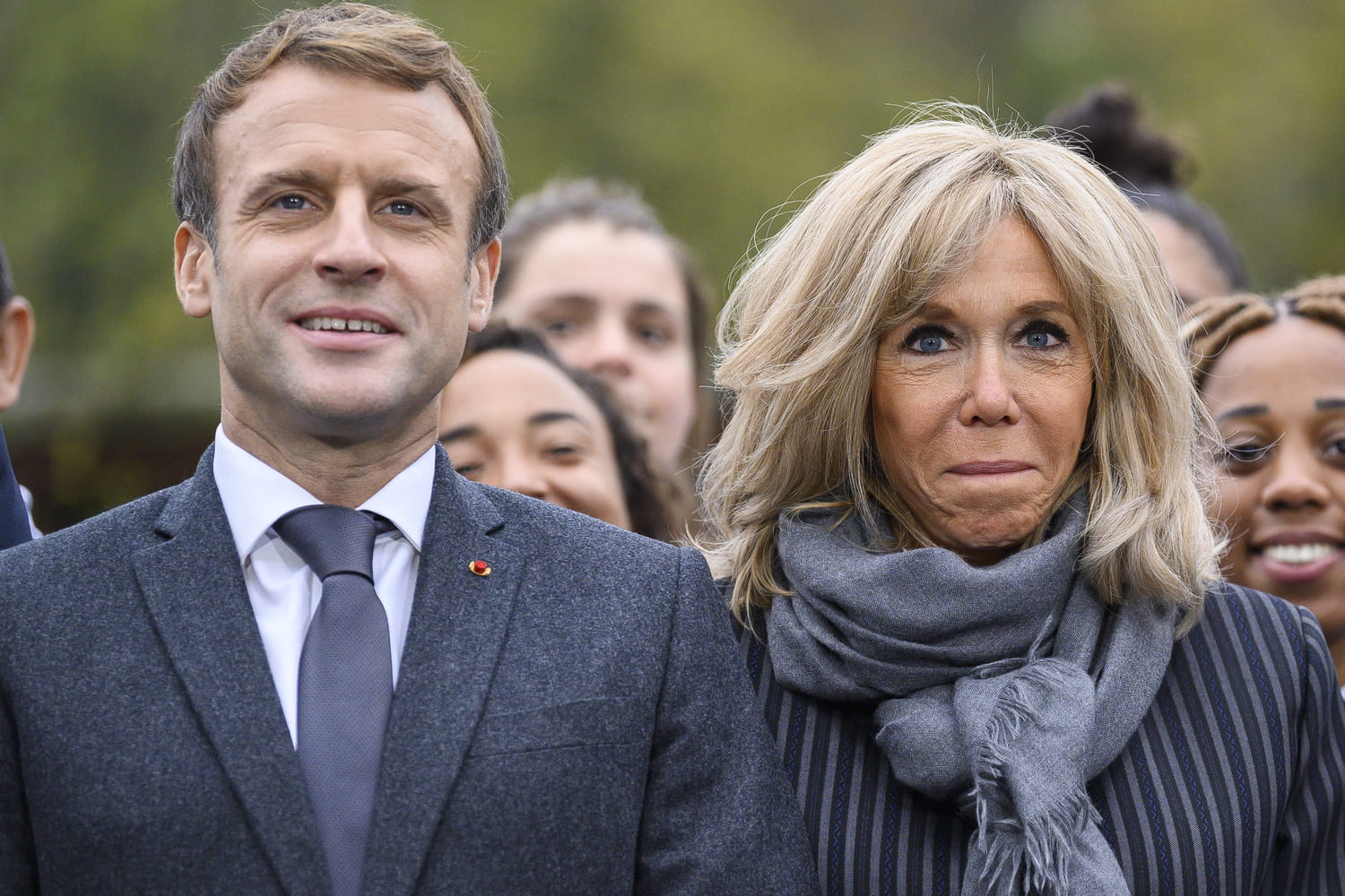 La vérité derrière les rumeurs : Emmanuel Macron défend Brigitte contre les fausses accusations