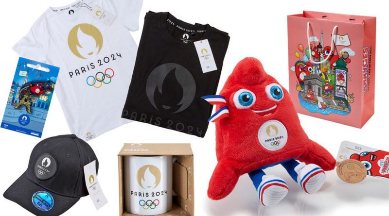 Ensemble de produits dérivés sportifs disposés sur fond clair, comprenant des vêtements, une peluche, des accessoires et un sac, aux couleurs rouge, blanc et bleu.