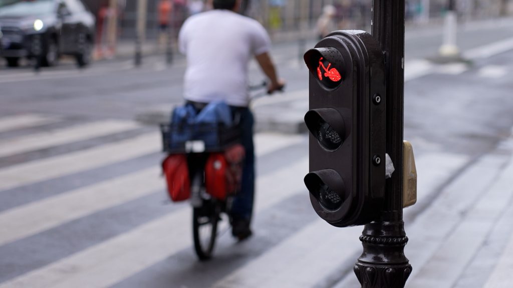 Accident à Paris : Le choc entre Bruno Le Maire et un cycliste imprudent ébranle le 6e arrondissement