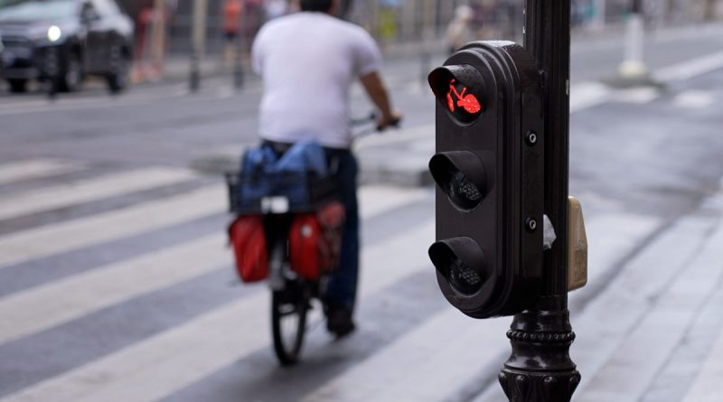 Accident à Paris : Le choc entre Bruno Le Maire et un cycliste imprudent ébranle le 6e arrondissement