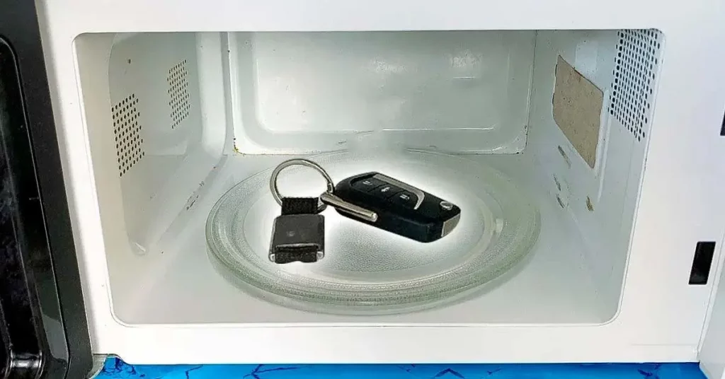 Clés de voiture au micro-ondes