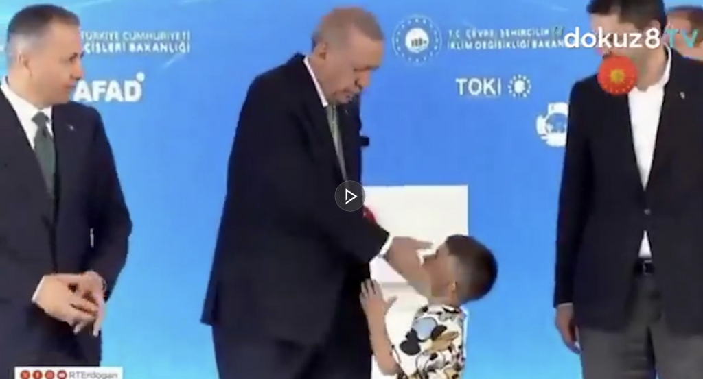 Turquie : Recep Tayyip Erdogan administre une gifle à un enfant refusant de lui baiser la main