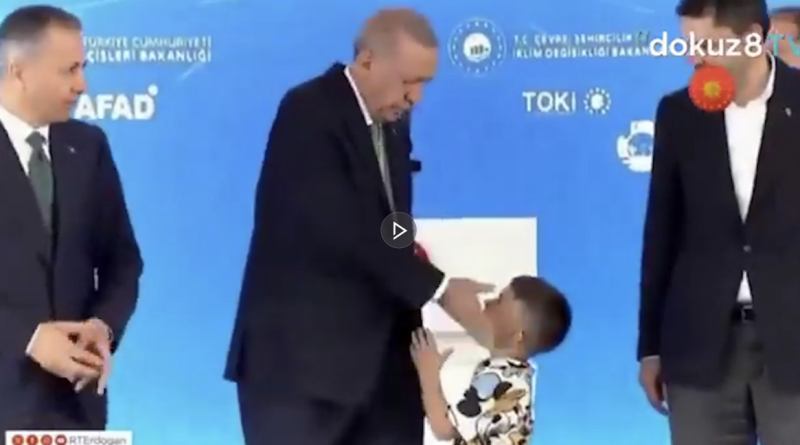 Turquie : Recep Tayyip Erdogan administre une gifle à un enfant refusant de lui baiser la main
