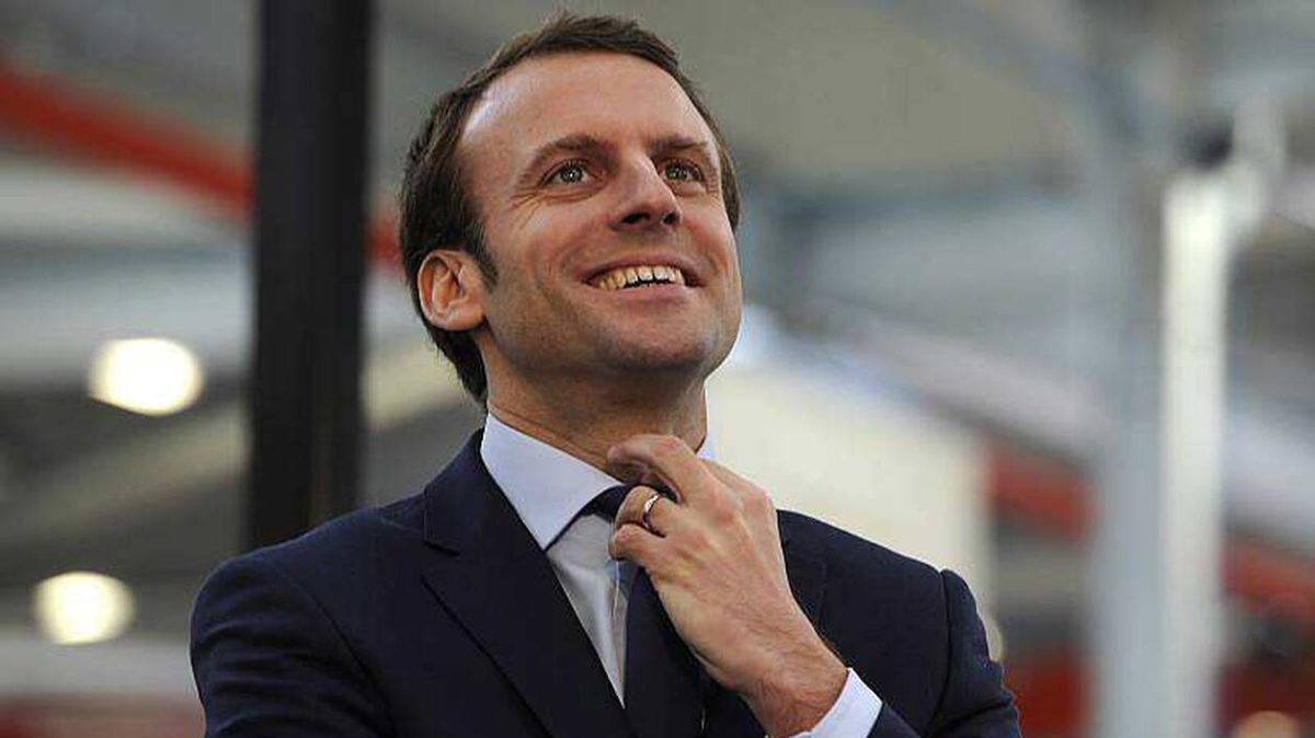 Un homme politique en costume sombre ajuste sa cravate avec assurance, dans un environnement institutionnel moderne, symbole du pouvoir exécutif et des fonctions présidentielles.