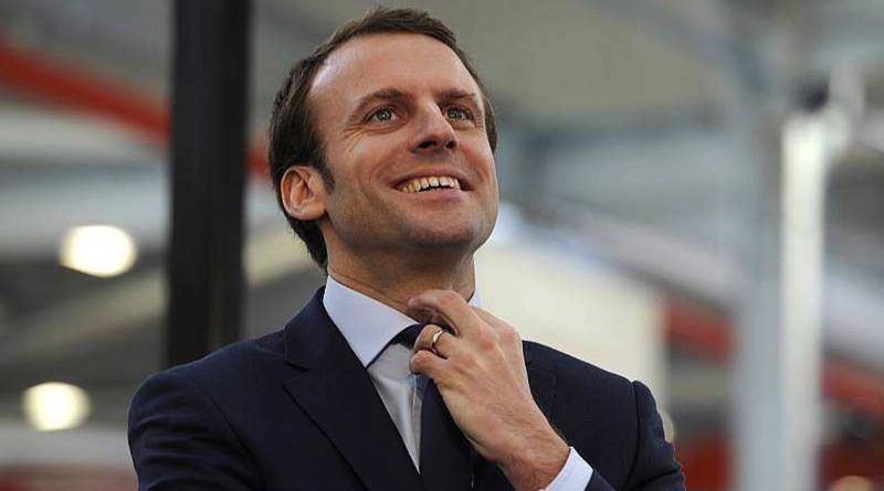 Un homme politique en costume sombre ajuste sa cravate avec assurance, dans un environnement institutionnel moderne, symbole du pouvoir exécutif et des fonctions présidentielles.