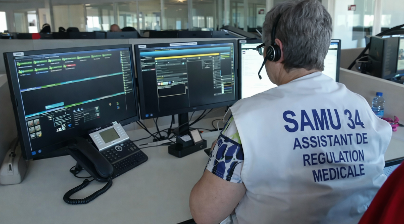 Opératrice d’urgence médicale assise devant plusieurs écrans informatiques, équipée d’un casque téléphonique, dans un centre d’appels de régulation sanitaire.