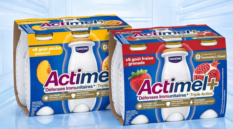 Deux packs de boissons lactées probiotiques aux fruits, présentés côte à côte dans un environnement réfrigéré lumineux, mettant en avant des saveurs fruitées et des bénéfices nutritionnels.