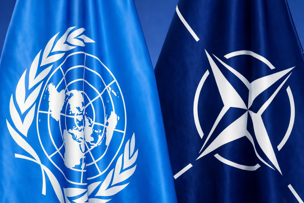 Deux drapeaux bleus côte à côte, symboles d’organisations internationales distinctes, représentant la diplomatie mondiale et la sécurité collective.