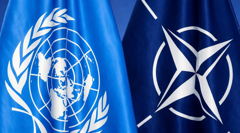 Deux drapeaux bleus côte à côte, symboles d’organisations internationales distinctes, représentant la diplomatie mondiale et la sécurité collective.