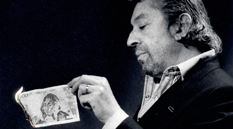 Homme tenant un billet de banque en feu, scène symbolique illustrant la provocation, l’argent et la transgression culturelle.