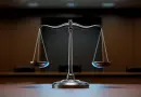 balance de justice métallique posée sur une table dans une salle de tribunal avec un arrière-plan flou et sombre symbolisant l’équité, l’impartialité et les décisions judiciaires en France