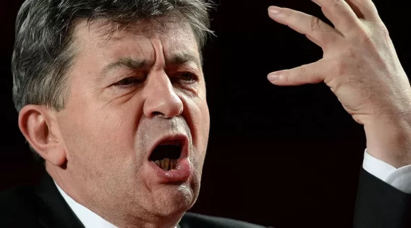 Homme politique en colère s’exprimant avec véhémence, bouche ouverte et geste brusque de la main, dans une ambiance solennelle évoquant un débat tendu