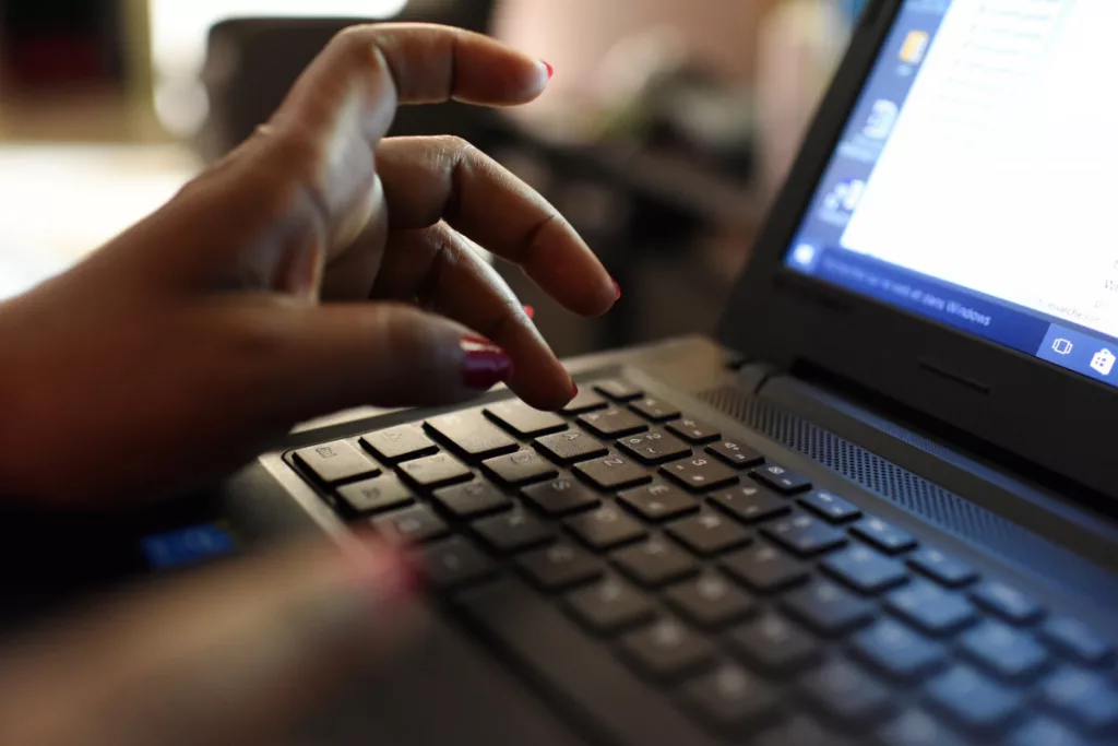 Peut-on être licencié à cause d’un like sur les réseaux sociaux ? Découvrez comment vos interactions en ligne peuvent impacter votre emploi et quelles précautions prendre.