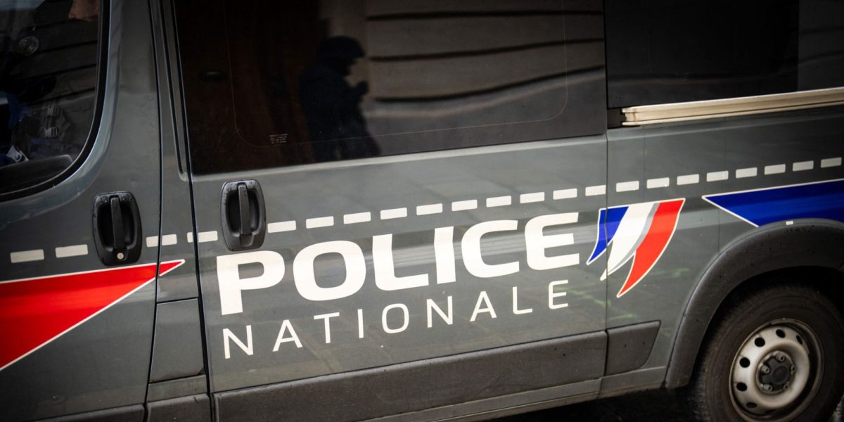 Paris sous tension ! Un prisonnier s'évade après une visite au musée. Découvrez comment il a réussi à semer ses surveillants.