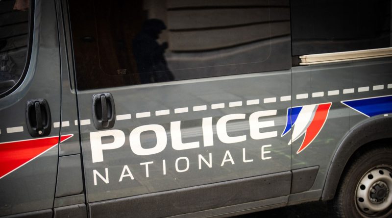 Paris sous tension ! Un prisonnier s'évade après une visite au musée. Découvrez comment il a réussi à semer ses surveillants.
