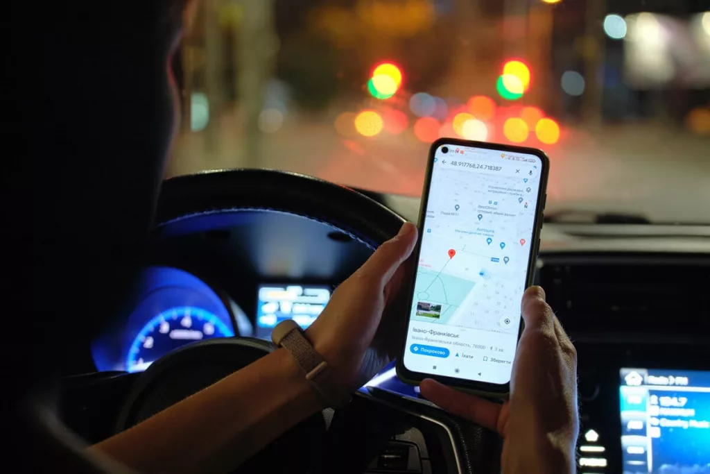 Tout ce que vous devez savoir sur l'utilisation du GPS de votre téléphone en conduisant : lois, dangers et recommandations pour 2025.