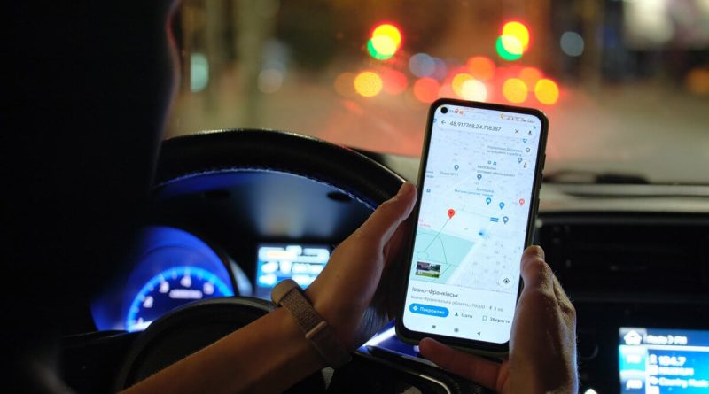 Tout ce que vous devez savoir sur l'utilisation du GPS de votre téléphone en conduisant : lois, dangers et recommandations pour 2025.
