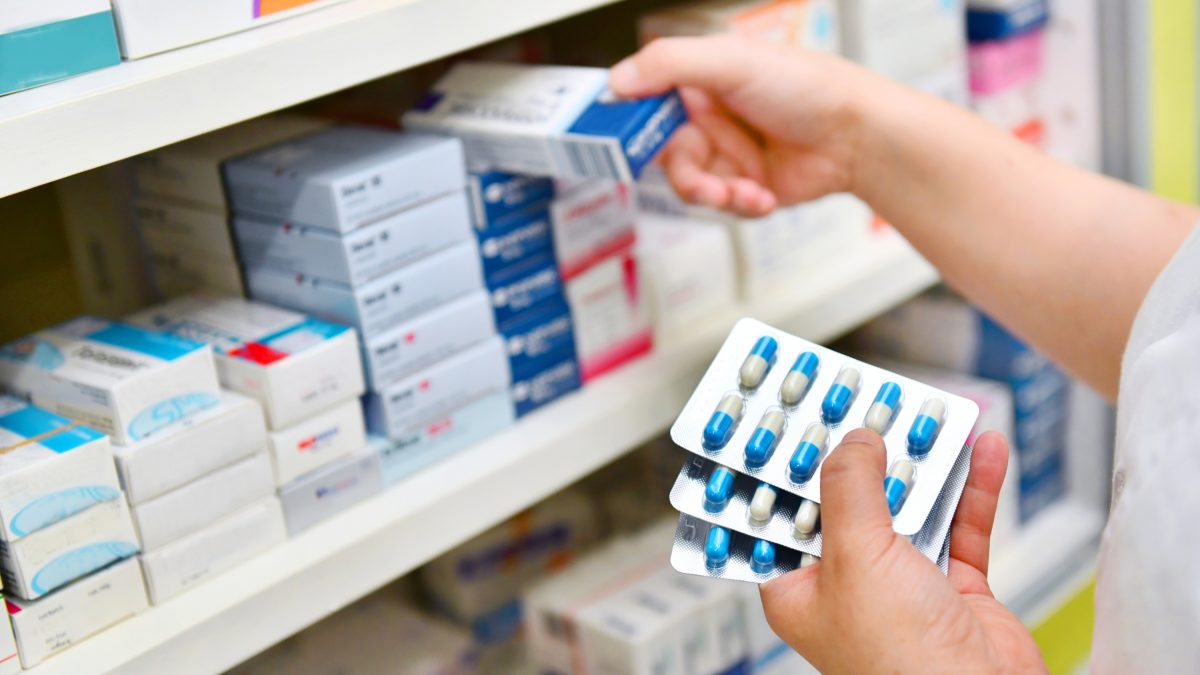 Analyse d'un verdict judiciaire belge où les effets secondaires d'un médicament ont conduit à l'acquittement d'une agression sexuelle.
