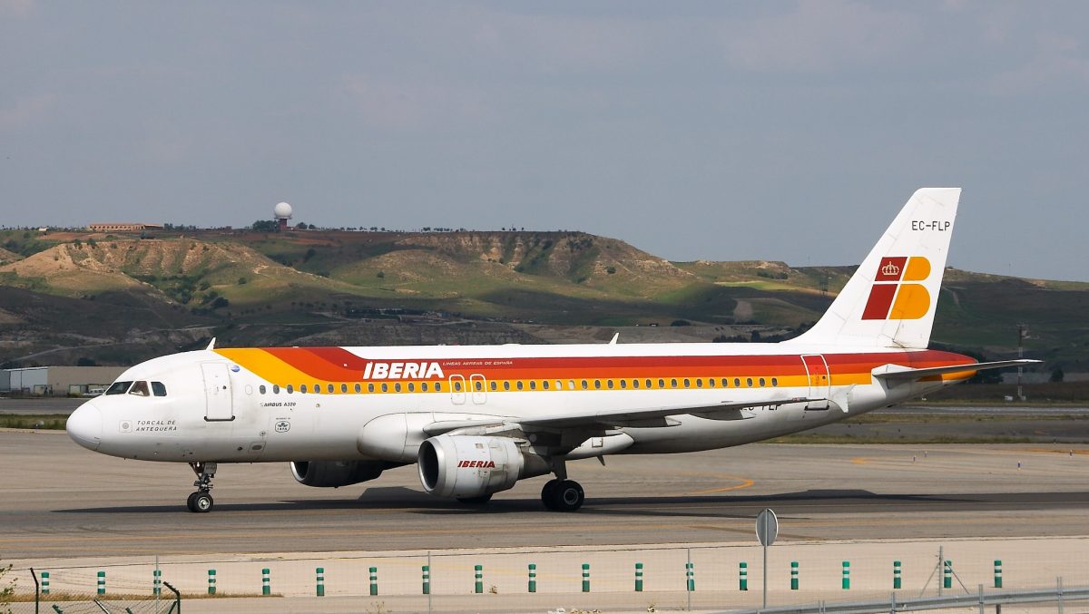 Un passager a déclenché l’issue de secours d’un Airbus A320 avant de s’élancer sur la piste d’Orly. Pourquoi a-t-il fait cela ? Les faits et témoignages.