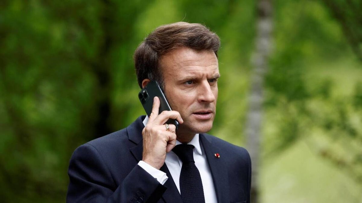 Un SMS étrange signé Emmanuel Macron ? Il s’agit d’un faux ! Explications et mesures à prendre pour éviter cette arnaque téléphonique.