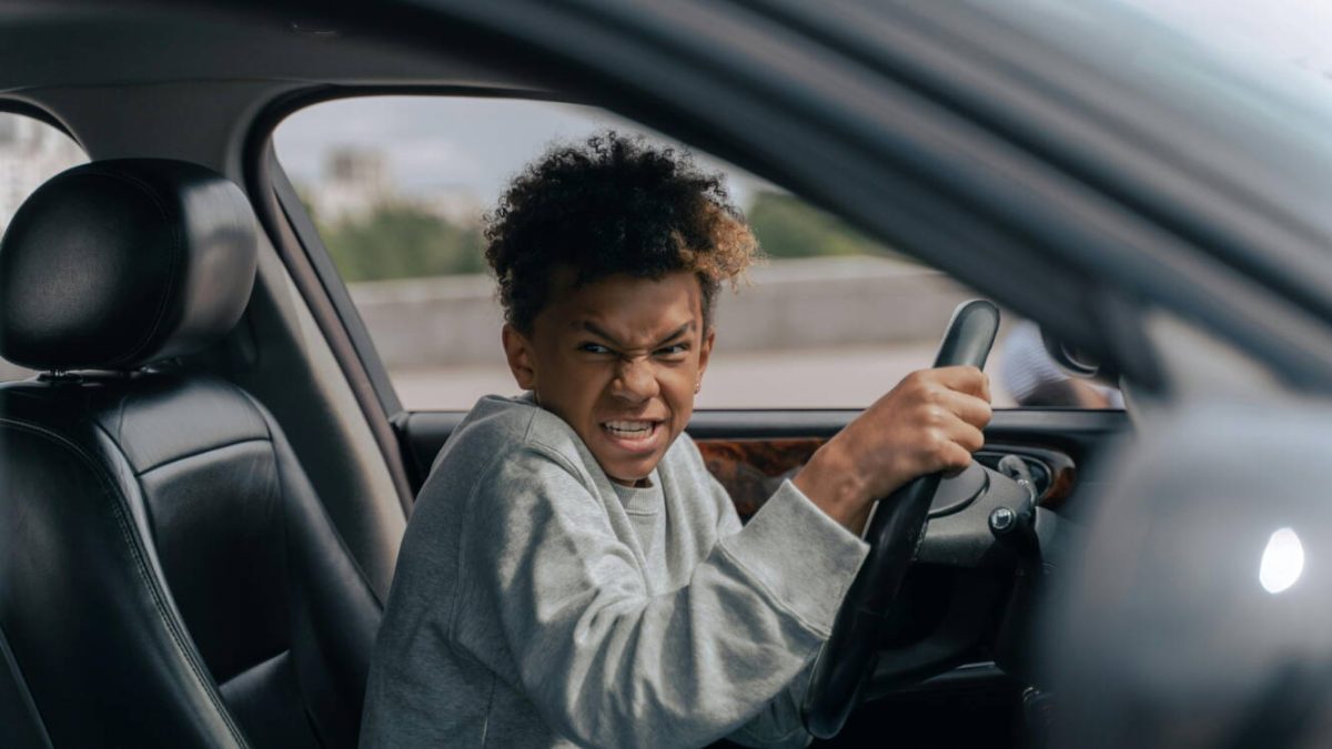Découvrez les mécanismes psychologiques qui nous poussent à devenir plus irritables et malpolis en voiture.