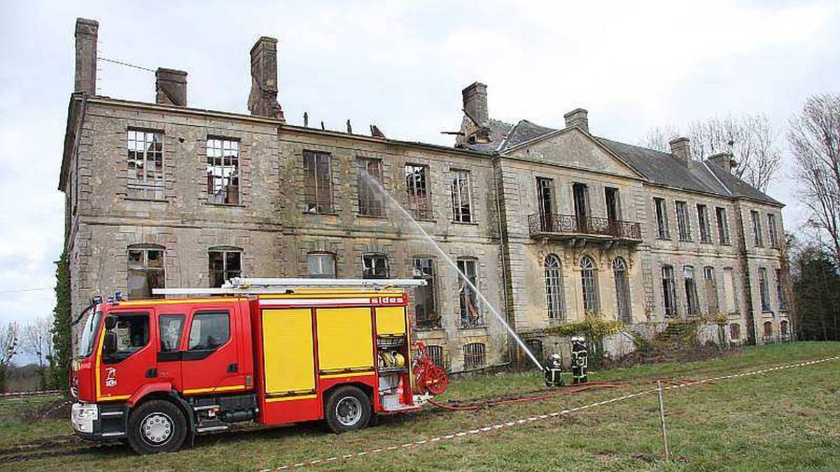 À Magny-en-Bessin, une femme seule défie la logique et laisse son château sombrer, malgré 750 000 € offerts par la mission Bern.