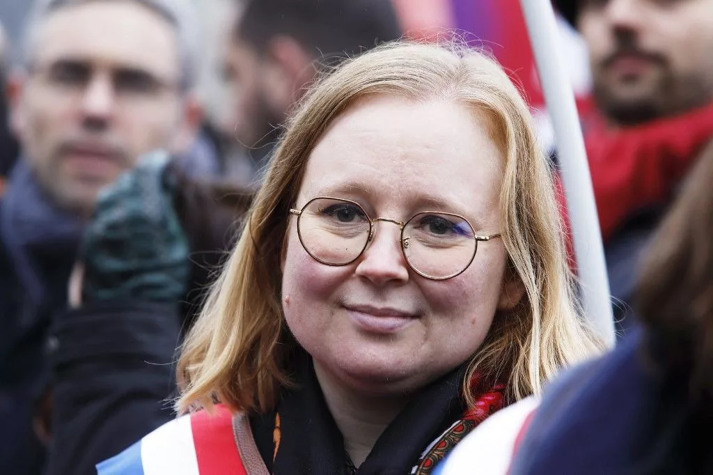 Violences invisibles au sommet de l'État ? L’affaire Ersilia Soudais dévoile les ressorts terrifiants de l’emprise amoureuse en politique.
