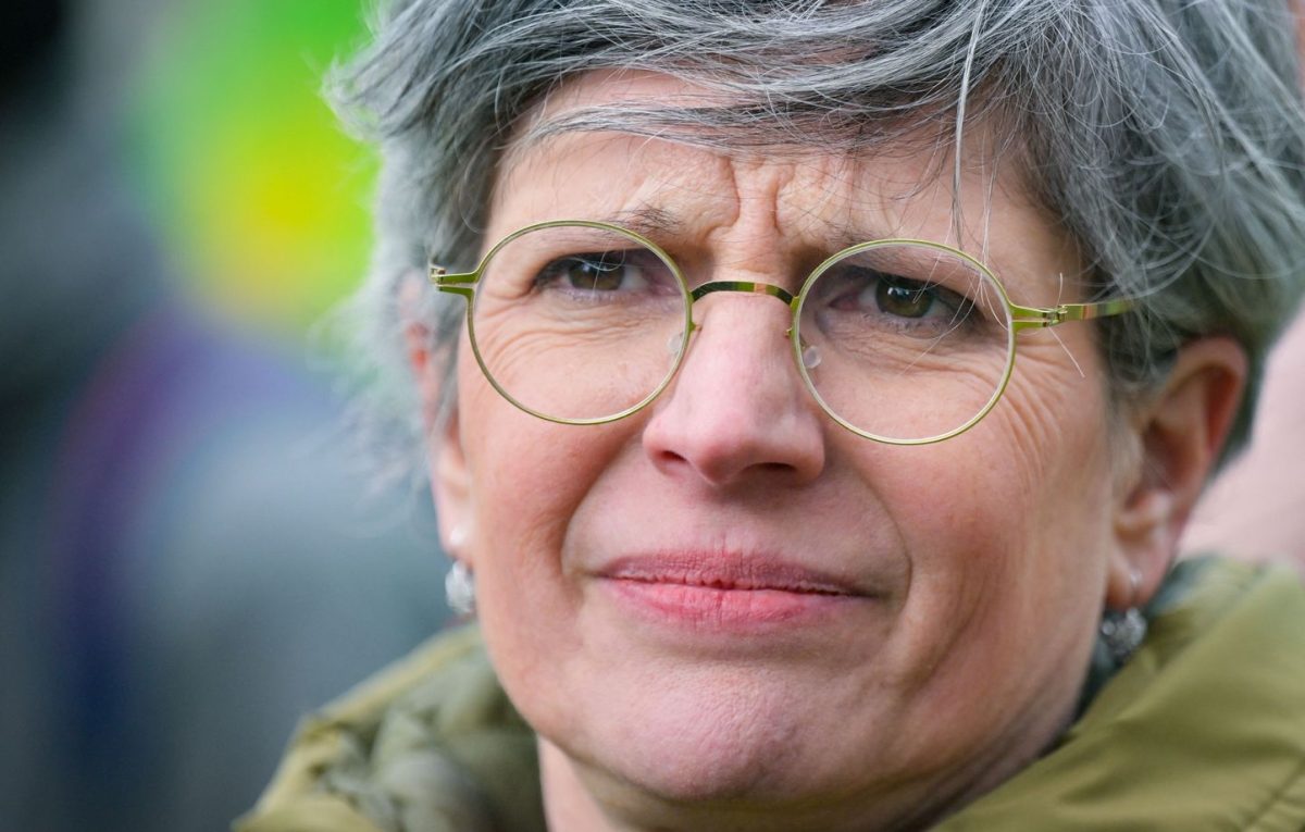Décryptage de la sortie controversée de Sandrine Rousseau sur les “Français de souche” dans un climat politique déjà tendu.