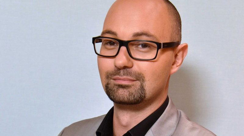 Peut-on vraiment fermer une chaîne comme CNews ? Analyse détaillée du plan de Thomas Guénolé, entre loi et engagement militant.
