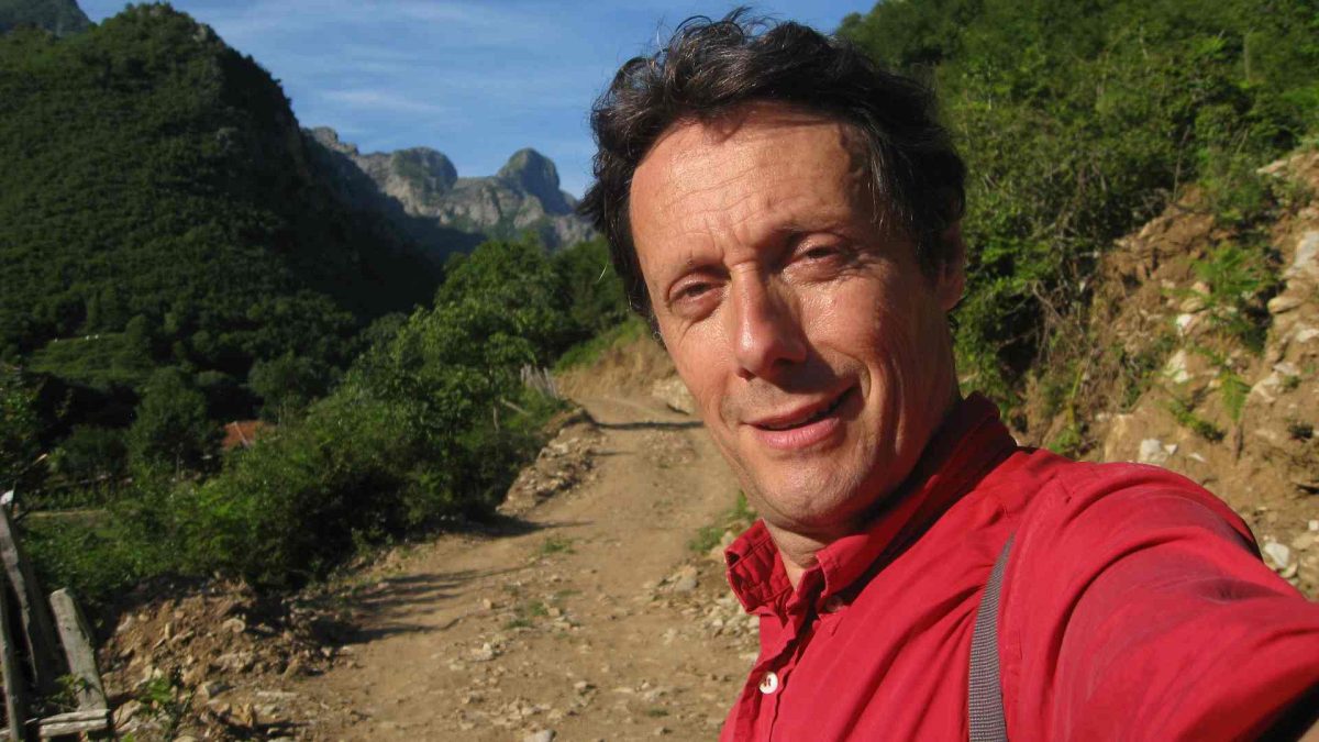Quand le tournage de J'irai dormir chez vous vire au fiasco : Antoine de Maximy raconte les événements qui ont mis en péril l'émission.