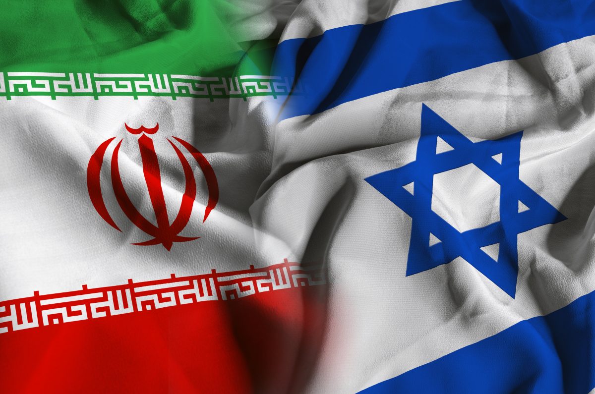 Tensions nucléaires, attaques de drones et proxys armés : tout comprendre des racines du conflit Israël-Iran depuis 1979 jusqu’en 2025.