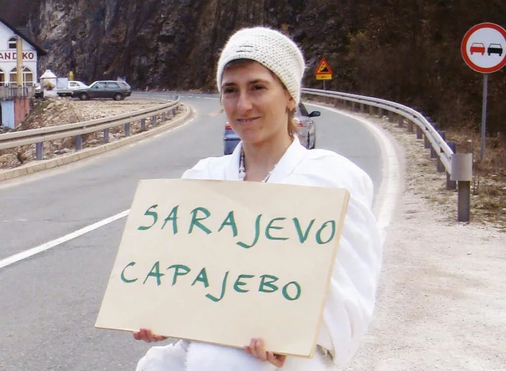 En 2008, l’Italienne Pippa Bacca partait en robe blanche pour un périple pacifiste. Elle ne reviendra jamais. Récit d’un drame détourné à des fins politiques.