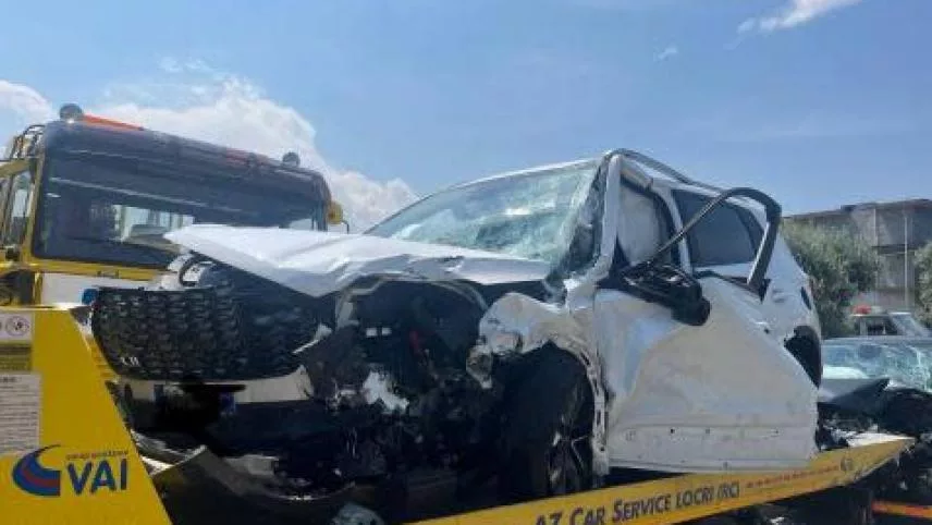 Miracle sur l’autoroute en Calabre : Marion Maréchal et Vincenzo Sofo indemnes après un accident terrifiant.