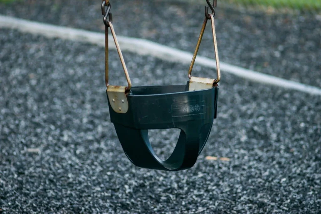 Drame choc à Maryland : une mère entend des voix, reste 44 h avec le corps de son fils sur une balançoire – récit authentique et bouleversant.