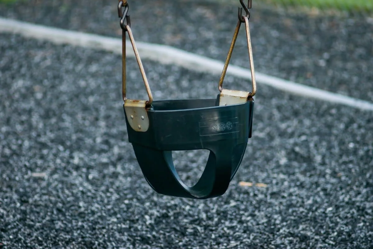Drame choc à Maryland : une mère entend des voix, reste 44 h avec le corps de son fils sur une balançoire – récit authentique et bouleversant.