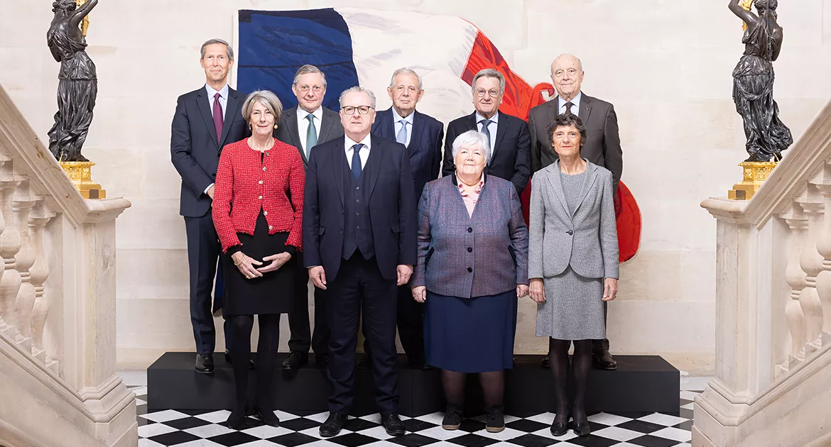 MyJournal.fr vous présente, un par un, les neuf membres du Conseil constitutionnel : mandats, parcours professionnels et rôle au sommet de l’État.
