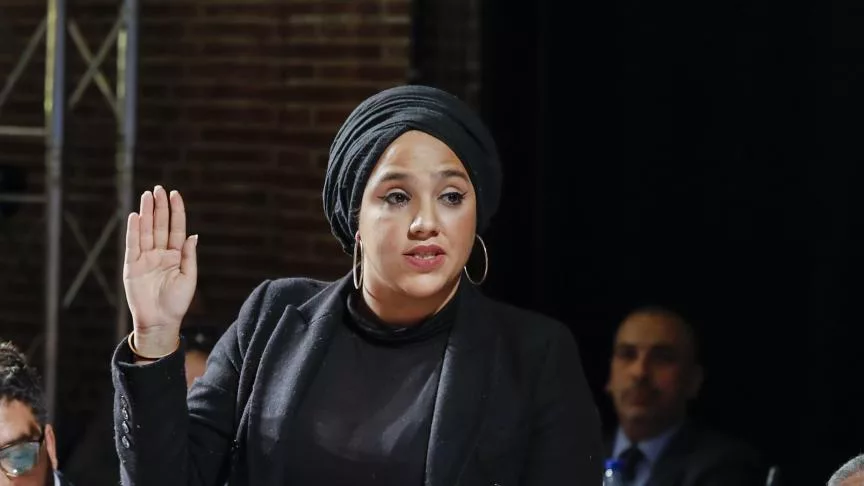 “Si on dérange, dégagez” : le conseil communal de Molenbeek en pleine tempête politique