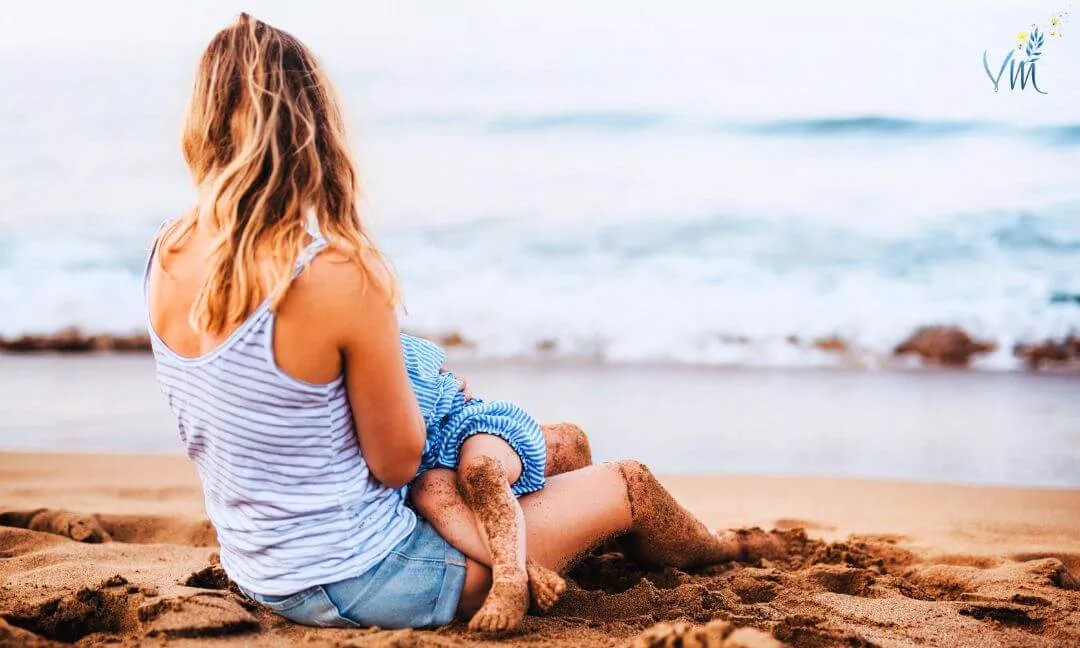 Entre émotion et colère : une mère raconte comment son allaitement sur la plage s’est retrouvé en ligne, en violation de ses droits.