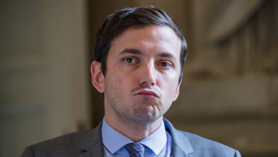 « La police tue partout » : retour sur l’affaire Aurélien Taché, la plainte préfectorale et la tension croissante entre élus et forces de l’ordre.